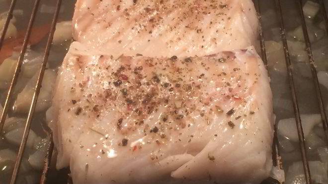 Рецепт Треска со свекольной ботвой и кедровыми орехами