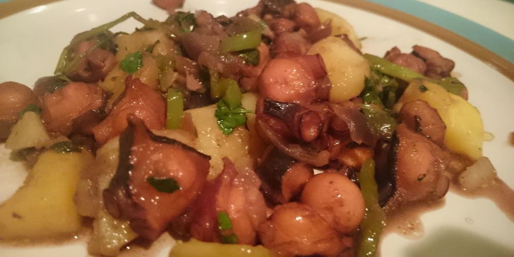 Как приготовить тушеный в вине осьминог с травами