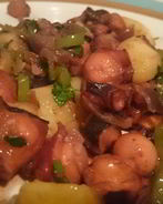 Тушеный в вине осьминог с травами