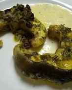 Угорь со сливочным соусом, тушенный в апельсиновом соке с травами и калиной