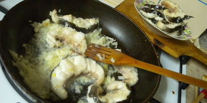 Рецепт угорь со сливочным соусом, тушенный в апельсиновом соке с травами и калиной