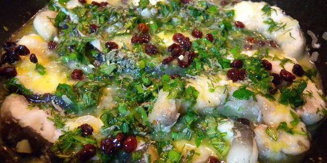 Рецепт угорь со сливочным соусом, тушенный в апельсиновом соке с травами и калиной