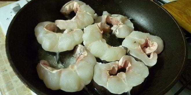 Рецепт угорь со сливочным соусом, тушенный в апельсиновом соке с травами и калиной