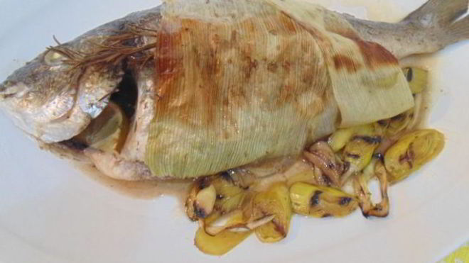 Рецепт Запеченная в порее дорада с луком-пореем