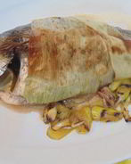 Запеченная в порее дорада с луком-пореем