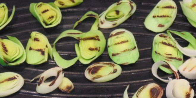 Рецепт запеченная в порее дорада с луком-пореем