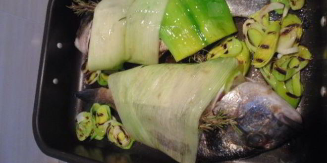 Рецепт запеченная в порее дорада с луком-пореем