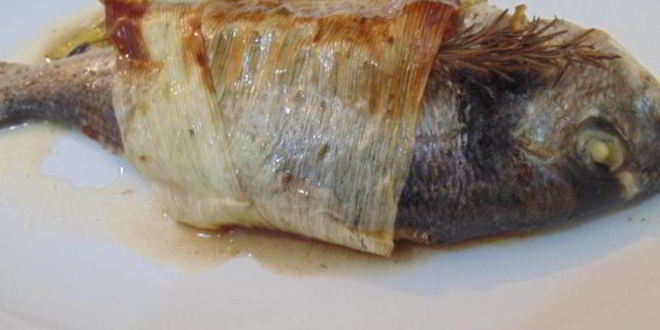 Рецепт запеченная в порее дорада с луком-пореем