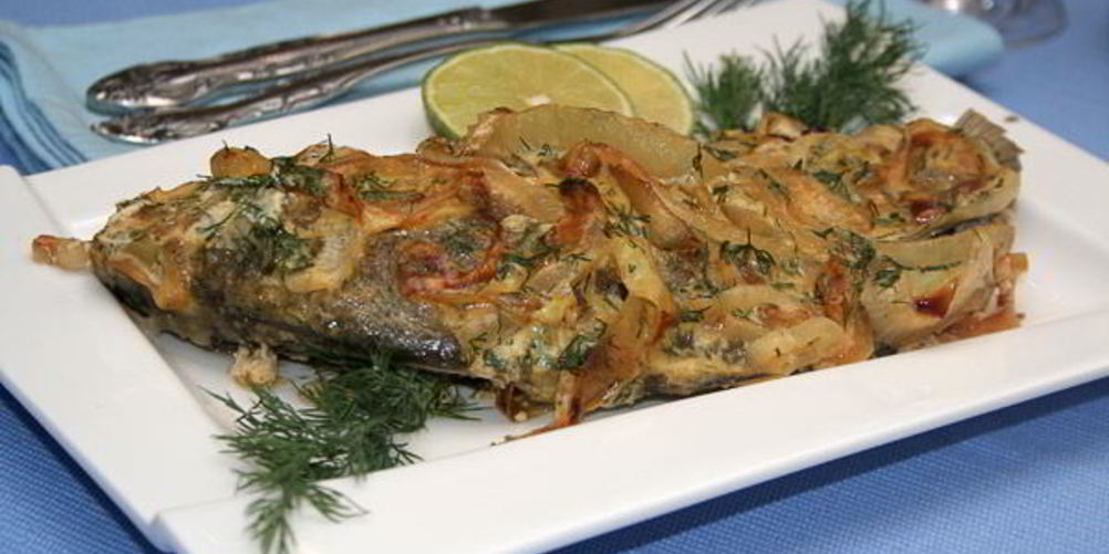 Как приготовить запеченые караси с луком