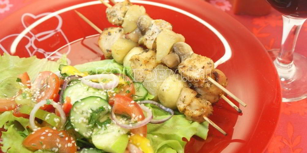 Как приготовить куриный шашлык с острым салатом