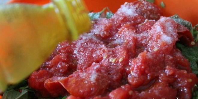 Рецепт куриный шашлык в томатах и пряной зелени