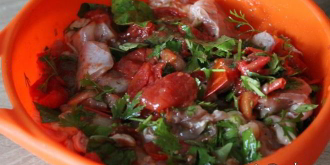 Рецепт куриный шашлык в томатах и пряной зелени