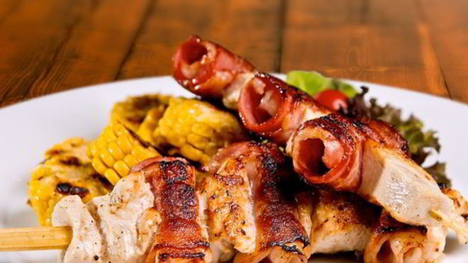 Рецепт Куриные шашлычки с беконом и цукини