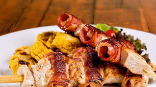 Рецепт Куриные шашлычки с беконом и цукини