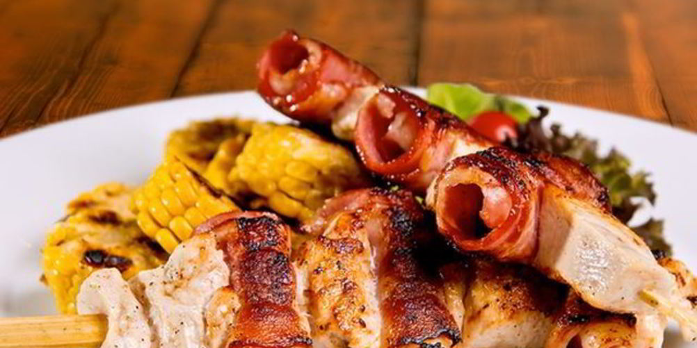 Как приготовить куриные шашлычки с беконом и цукини