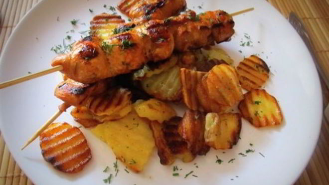 Рецепт Куриные шашлычки с острым салатом из свежих овощей