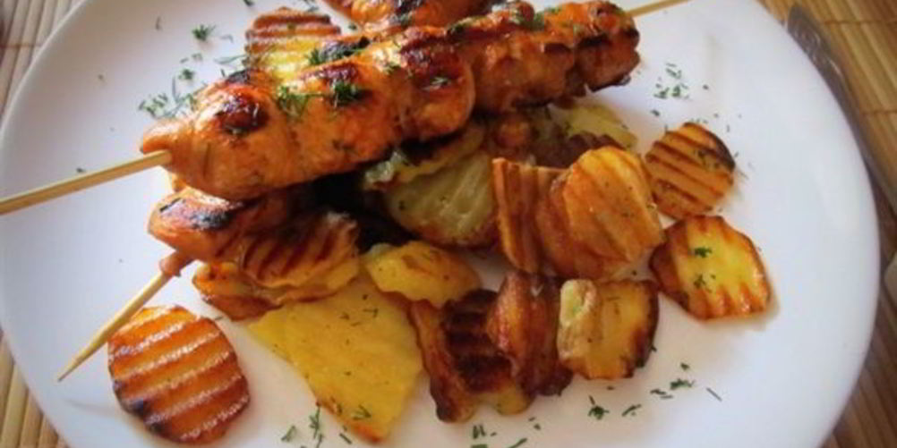 Как приготовить куриные шашлычки с острым салатом из свежих овощей