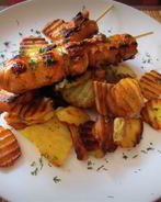 Куриные шашлычки с острым салатом из свежих овощей