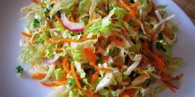 Рецепт куриные шашлычки с острым салатом из свежих овощей