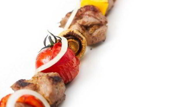 Рецепт Маринованный в портвейне говяжий шашлык с помидорами, грибами и перцами