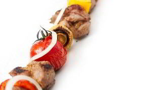 Рецепт Маринованный в портвейне говяжий шашлык с помидорами, грибами и перцами