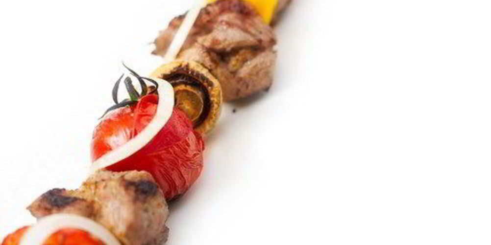 Как приготовить маринованный в портвейне говяжий шашлык с помидорами, грибами и перцами