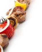 Маринованный в портвейне говяжий шашлык с помидорами, грибами и перцами