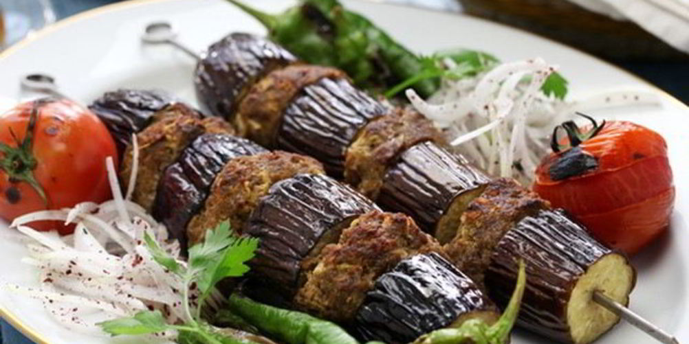Как приготовить мясной шашлык с баклажанами