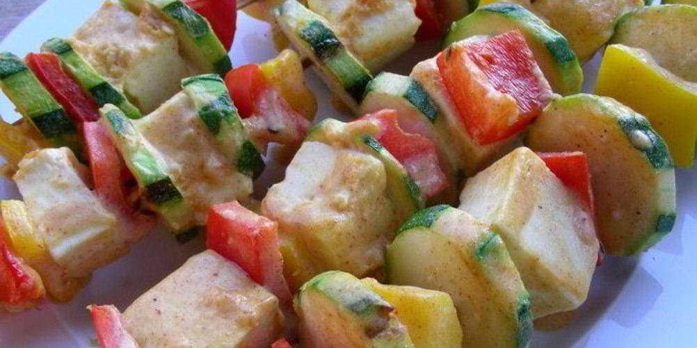 Как приготовить пряные шашлычки с овощами и сыром в индийском стиле
