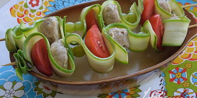 Рецепт шашлычки из фрикаделек с виноградом и помидорами