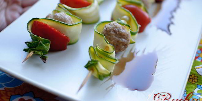 Рецепт шашлычки из фрикаделек с виноградом и помидорами