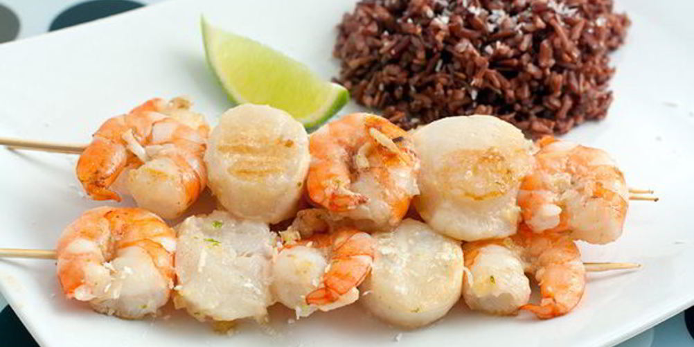 Как приготовить шашлычки из гребешков и креветок