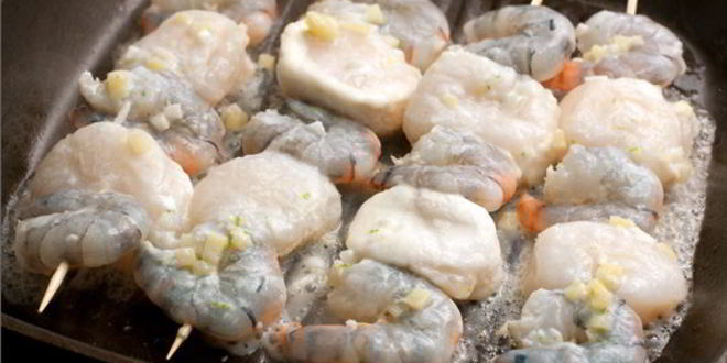 Рецепт шашлычки из гребешков и креветок