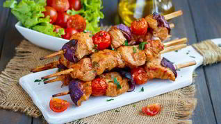 Рецепт Шашлычки из индейки на шпажках в духовке