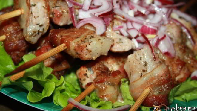 Рецепт Шашлычки из свиного карбонада в беконе