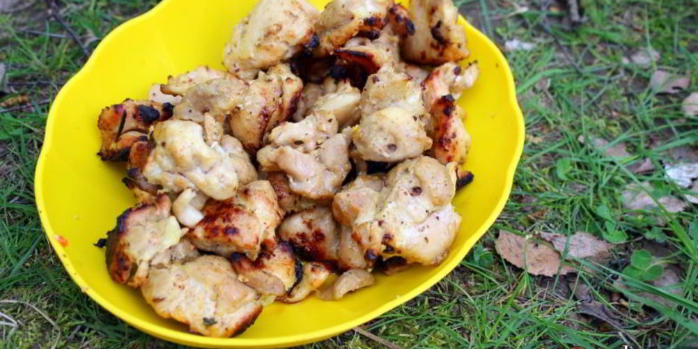 Как приготовить шашлык из куриного филе, маринованного в сыворотке
