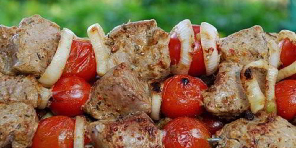 Рецепт маринованный в портвейне говяжий шашлык с помидорами, грибами и перцами