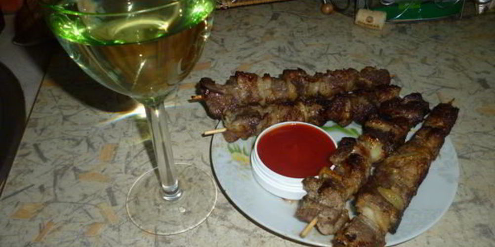 Как приготовить шашлык в белом вине на сковороде