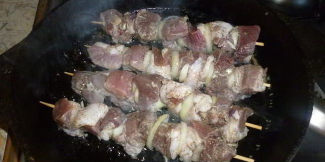 Рецепт шашлык в белом вине на сковороде