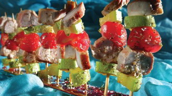 Рецепт Шашлыки Сувлаки из копченой свинины, помидоров черри и маринованных цукини