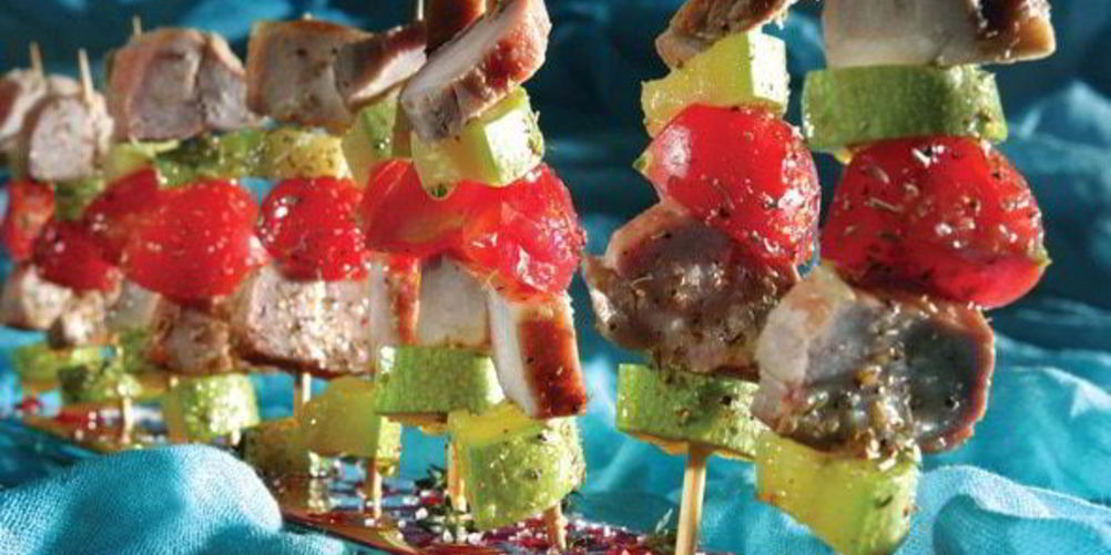 Как приготовить шашлыки сувлаки из копченой свинины, помидоров черри и маринованных цукини