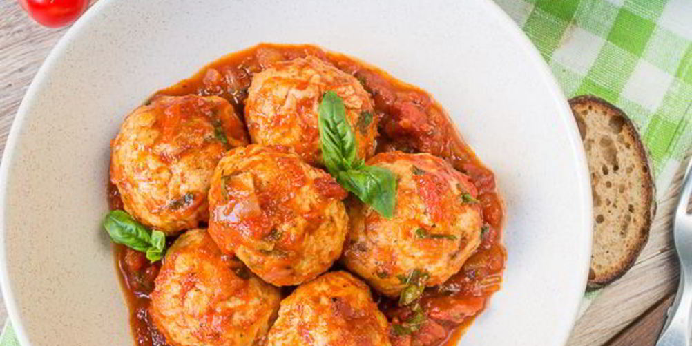 Как приготовить куриные тефтели в томатном соусе