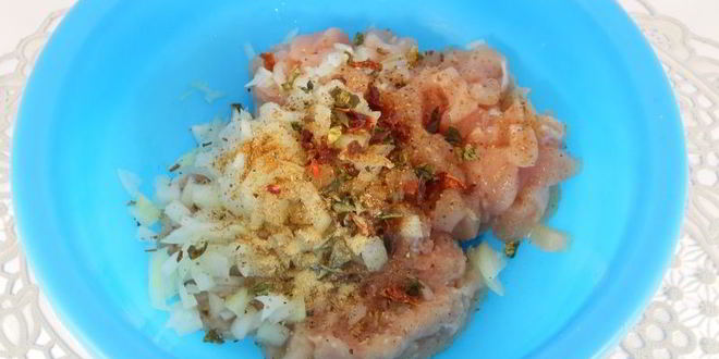 Рецепт тефтели из свинины и курицы в панировке из манки в сметанном соусе