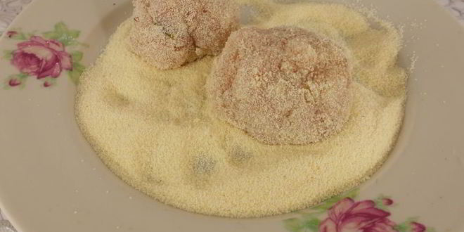 Рецепт тефтели из свинины и курицы в панировке из манки в сметанном соусе