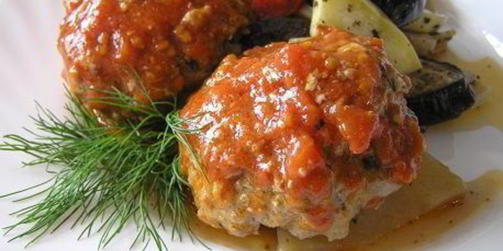 Как приготовить тефтели по-гречески с запеченными овощами