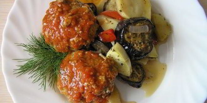 Рецепт тефтели по-гречески с запеченными овощами
