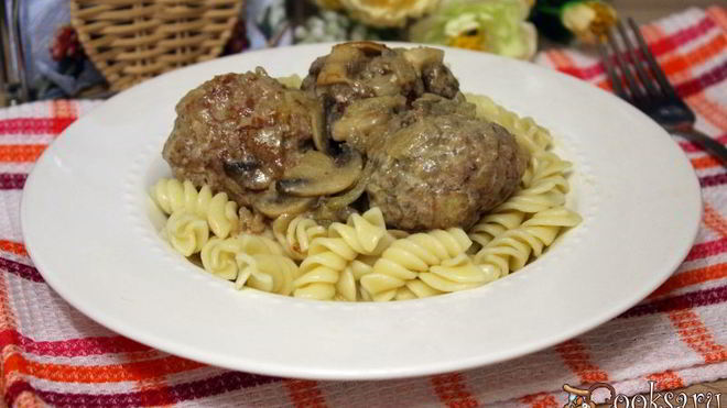 Рецепт Тефтели с гречкой в сметанно-грибном соусе