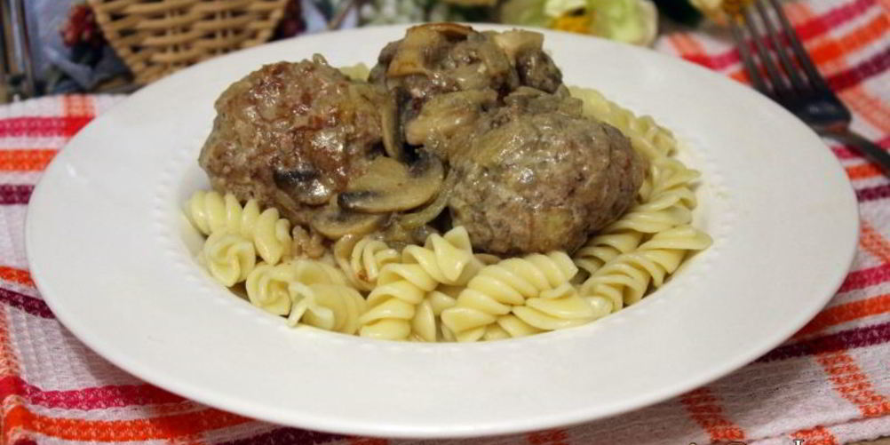 Как приготовить тефтели с гречкой в сметанно-грибном соусе