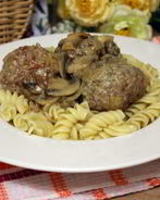 Тефтели с гречкой в сметанно-грибном соусе