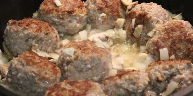 Рецепт тефтели с гречкой в сметанно-грибном соусе